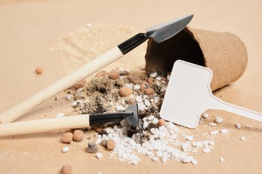 turba tenceresi, kürek ve tırmık, toprak katkı maddeleri ve gübreler kraft kağıdı, fotokopi yeri, bahçe konsepti, tohum ekme ve fide ekme zamanı
