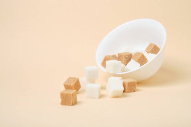 Kahverengi baston ve beyaz şeker küpleri bej arkaplan fotokopi alanı üzerinde