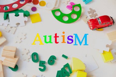 Hafif arka planda suluboya resimler ve çocuklar için eğitici oyuncaklar, otizm kavramının yazıtları, tedavisi ve teşhisi