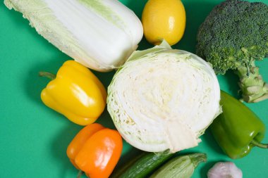 Yeşil arkaplan manzaralı sebze düzeni