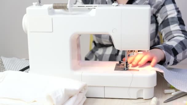 Dressmaker Kobieta Pracuje Białą Maszyną Szycia — Wideo stockowe