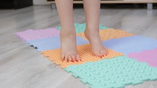 Alfombra del rompecabezas del masaje del pie del bebé del niño. Ejercicios para piernas alfombra de masaje ortopédico. prevención — Vídeos de Stock