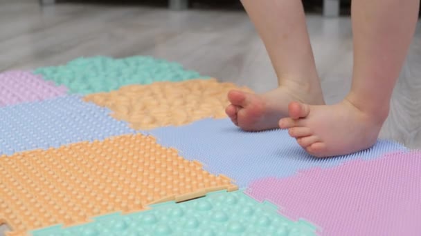 Tappetino puzzle massaggio piedi bambino bambino. Esercizi per gambe tappeto da massaggio ortopedico. prevenzione — Video Stock