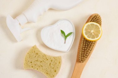 Ahşap fırça, sprey şişesi, sünger, limon ve soda bej geri grund en üstte fotokopi alanı çevre dostu ev tutma kavramı