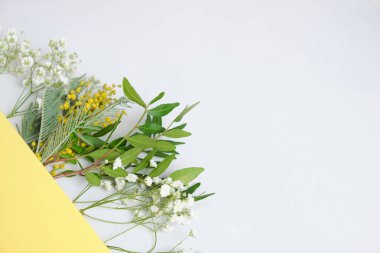 Gri ve sarı arka planda bir buket çiçek, 2021 yılının renkleri fotokopi alanı, bahar havası konsepti, gri arka planda mimoza