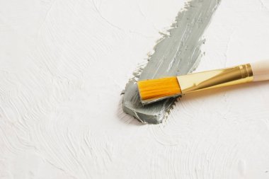 yüz maskesi takmak için fırça ve kil lekesi için desenli ışık arkaplan kopyalama alanı