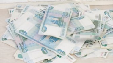 Kadın eli para sayıyor, tuğla duvarın arkasında 1000 ruble banknotlar, 4k ruble video içinde bir sürü para.