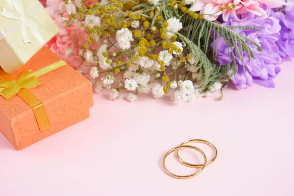 Svatební Prsteny Dárkové Krabice Květiny Růžovém Pozadí Kopírovat Prostor Zásnubní — Stock fotografie