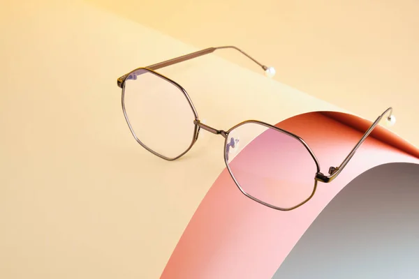 Mode Trendige Brille Zur Korrektur Des Sehvermögens Auf Kreativem Hintergrund — Stockfoto