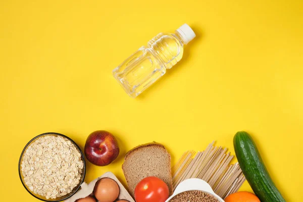 Fruits Légumes Céréales Pain Nouilles Une Bouteille Eau Sur Fond — Photo