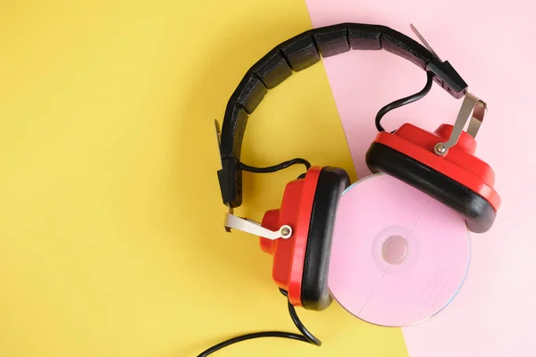 Old Red Headphones Pink Disk Yellow Background Copy Space Top — Stock Photo, Image