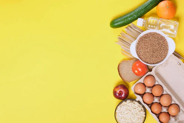 Fruits Légumes Céréales Pain Nouilles Une Bouteille Eau Sur Fond — Photo