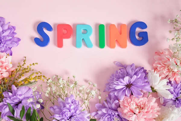 Beschriftung Frühling Blumen Auf Rosa Hintergrund Draufsicht Frühlingsstimmung Konzept — Stockfoto