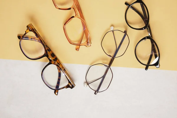 Varios Ojos Elegantes Gafas Moda Sobre Fondo Beige Gris Copia — Foto de Stock