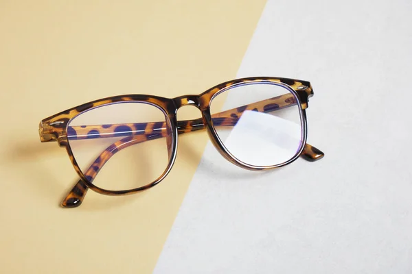 Módní Stylové Oční Brýle Béžové Šedé Pozadí Kopírovat Prostor — Stock fotografie