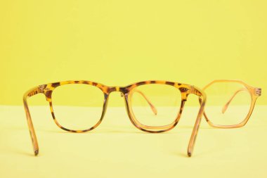 sarı arkaplan fotokopi alanındaki görüş düzeltmesi için bir sürü modaya uygun göz gözlüğü