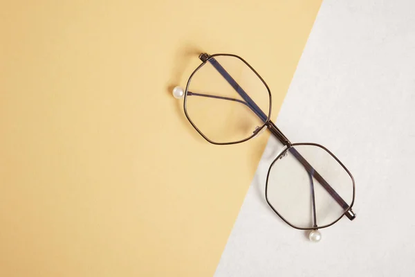 Bej Gri Arkaplan Fotokopi Alanı Üst Görünümünde Modaya Uygun Gözlük — Stok fotoğraf
