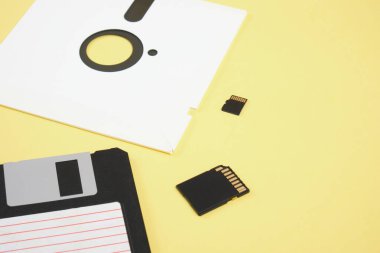 Sarı arkaplan, modern flash kartlar ve eski disketler üzerinde bilgi depolamak için çeşitli diskler