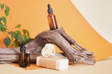 kahverengi cam şişe kozmetik yağ ya da serum karışımı için bir pipet, doğal xometik konsepti, kahverengi arka plan, lif, ev yapımı sabun, kumaş süngeri.