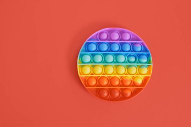 Moda oyuncağı anti-stresi kırmızı arkaplan kopyalama alanına yerleştir