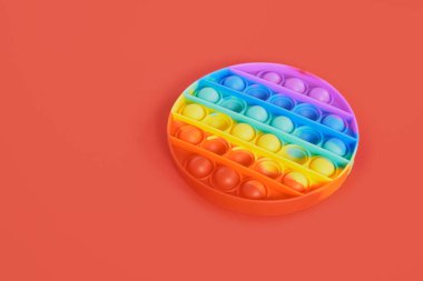 Moda oyuncağı anti-stresi kırmızı arkaplan kopyalama alanına yerleştir