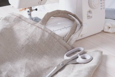 arkaplan fotokopi alanında eko torbalar, iplik, makas ve dikiş makinesi işlemleri