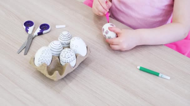 Fille peint des œufs décoratifs en carton pour Pâques avec des stylos feutre — Video