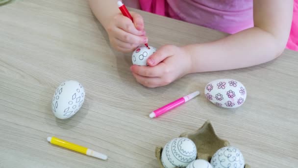 Fille peint des œufs décoratifs en carton pour Pâques avec des stylos feutre — Video