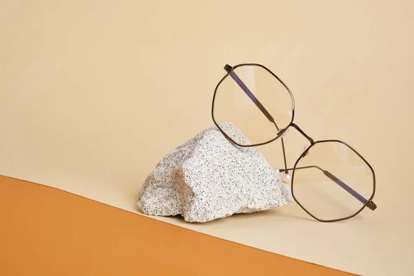 Γυαλιά Μάτι Oand Ένα Κομμάτι Τούβλο Ένα Μπεζ Φόντο Σύνθεση — Φωτογραφία Αρχείου
