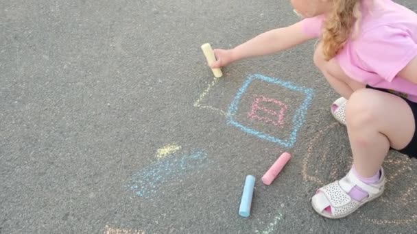 Девушка Рисует Дом Мелом Тротуаре Улице Летом — стоковое видео