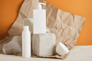Beyaz sabun ve krem kaplar beton podyumlarda cilt bakımı için kozmetik paketleme. Kozmetik güzellik ürünü markalaşma modeli. Boşluğu kopyala