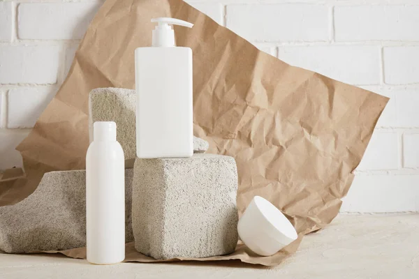 Beton podyum şişeleri ve kozmetik güzellik ürünleri için kavanozlar üzerinde sabun ve krem kaplar. Boşluğu kopyala