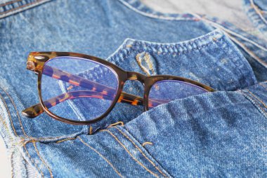 Mavi kot ceketin cebinde gözlük, moda gözlükleri boşluğu kopyalıyor.