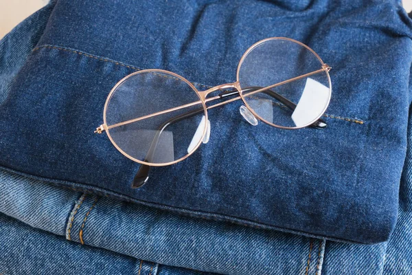 Gafas Ojo Con Estilo Una Pila Pantalones Vaqueros Espacio Copia —  Fotos de Stock