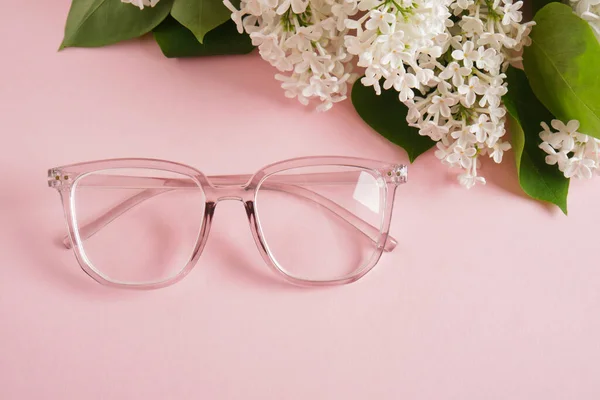 Son Moda Gözlük Pembe Arka Planda Beyaz Leylak Dalı Gözlük — Stok fotoğraf