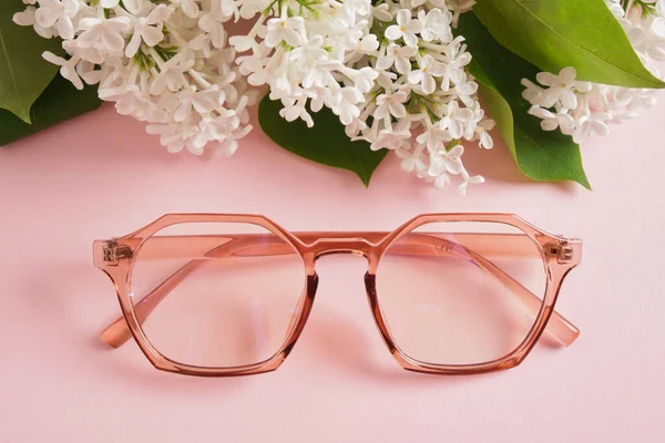 Módní Oční Brýle Větev Bílého Šeříku Růžovém Pozadí Oční Brýle — Stock fotografie