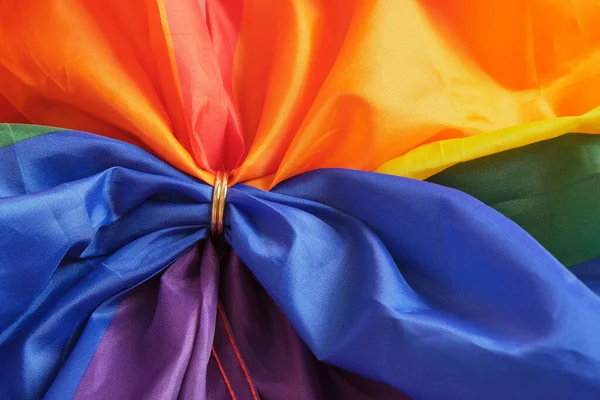 Twee Gouden Trouwringen Regenboog Lgbt Vlag Homoseksueel Huwelijk Lgbt Rechten — Stockfoto