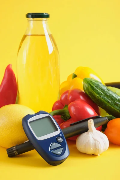 인슐린 주사기 노란색 배경에는 디지털 코터와 채소가 있습니다 피아니에 당뇨병 — 스톡 사진