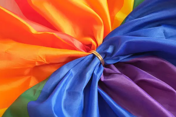 Dois Anéis Casamento Ouro Bandeira Arco Íris Lgbt Casamento Homossexual — Fotografia de Stock