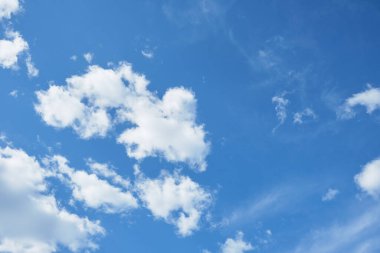 Güzel mavi gökyüzü bulutlu ve güneşli