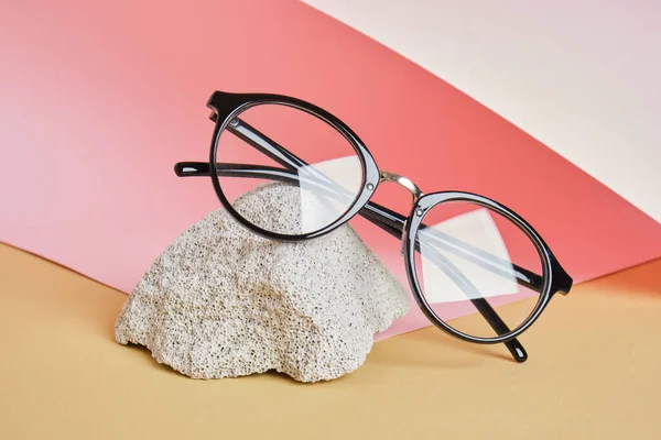 Brille Auf Betonpodest Auf Rosa Und Beigem Hintergrund Trendkomposition Schwarze — Stockfoto