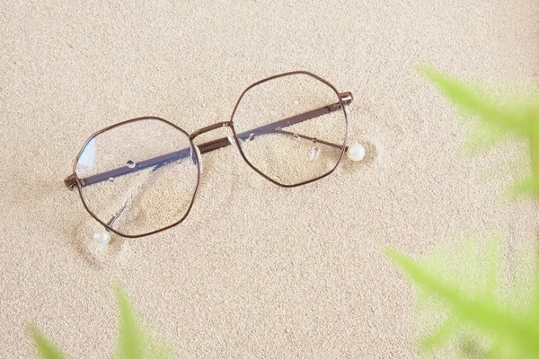 Stylové Oční Brýle Kulatém Kovovém Rámu Písku Kopírovat Prostor Horní — Stock fotografie