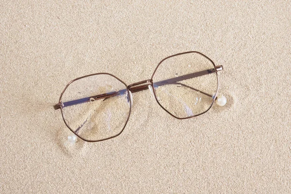 Stylové Oční Brýle Kulatém Kovovém Rámu Písku Kopírovat Prostor Horní — Stock fotografie