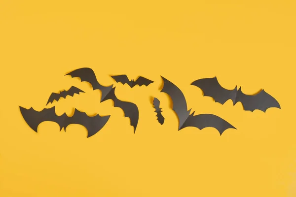 Murciélagos Cortados Papel Negro Sobre Fondo Naranja Decoración Halloween Hecha — Foto de Stock
