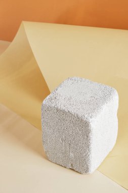 Kahverengi arka planda boş beton podyum, taklit edin, ürününüz için boş arkaplan