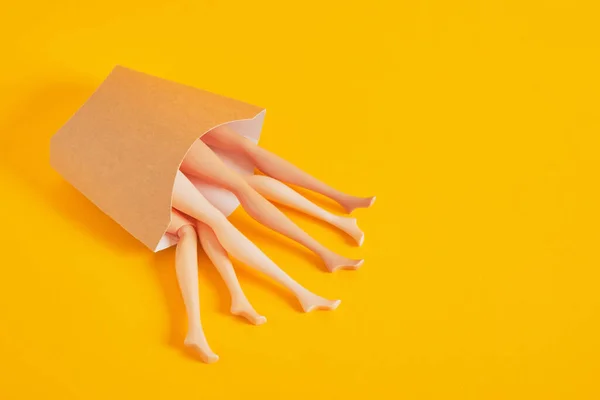 Monte Pernas Boneca Uma Caixa Papelão Batatas Fritas Conceito Positivo — Fotografia de Stock