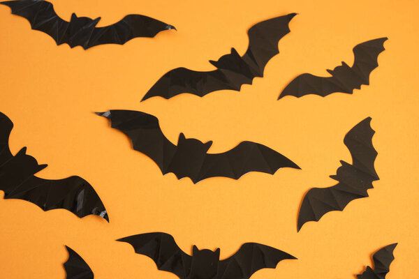черные летучие мыши на чистом оранжевом фоне, Хэллоуин концепции копирования пространства