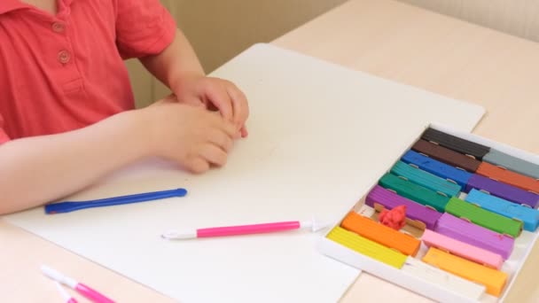 Bir kız plastikten heykel yapar, bir çocuk kartondan plastik çizimler yapar. — Stok video