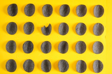 Sarı arkaplanda siyah patates cipsi deseni, kopyalama alanı, üst görünüm, doğal malzemelerden yapılmış cips, moda atıştırmalık