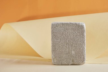 Kahverengi arka planda boş beton podyum, taklit edin, ürününüz için boş arkaplan